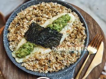 牛油果芥末酱油煎鱼柳佐香松炒饭