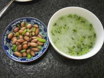 小宝今日早餐---油菜米粥+黄金蛋+西芹