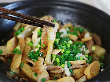 鸡肉肠五香花腩茄子煲