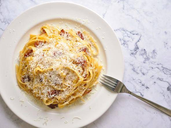 經典的義式培根蛋黃麵（Carbonara）