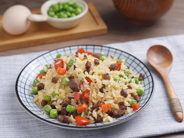 鲜香味美，孩子爱吃的炒饭——牛肉粒蔬菜炒饭