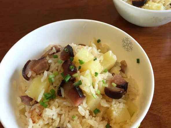 土豆腊肉焖饭