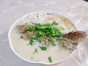 奶白鲫鱼豆腐汤