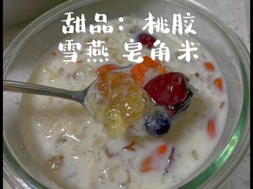 夏季甜品：桃胶雪燕皂角米。