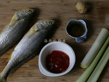 春日开胃解腻的健康食谱『芹香小黄鱼』做法步骤图解1