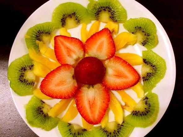 草莓猕猴桃水果拼盘